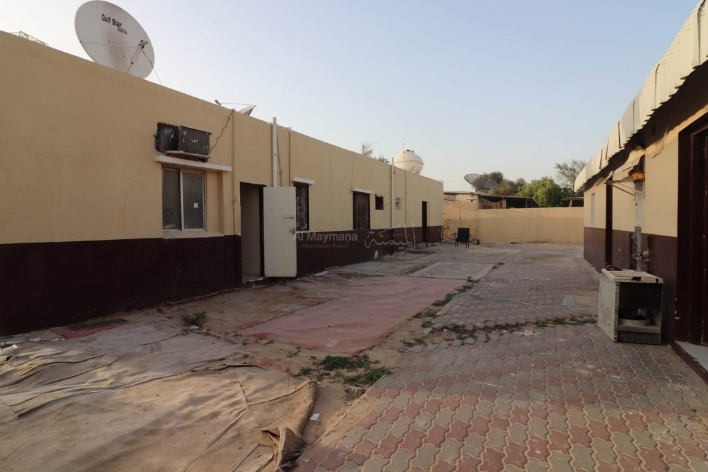 للبيع بيت عربي كبير في الراشدية دبي يتكون من 12 غرفة