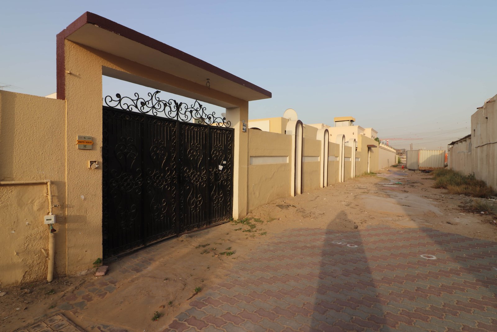 للبيع بيت عربي كبير في الراشدية دبي يتكون من 12 غرفة