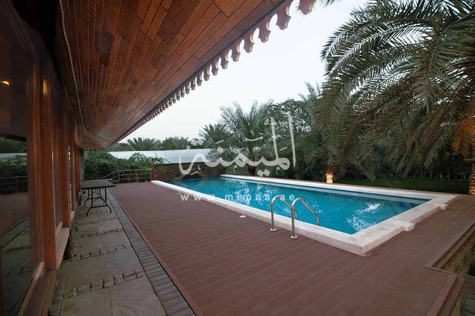 مسبح خاص داخل مزرعة للبيع في وادي العمردي دبي مع جلسة هادئة