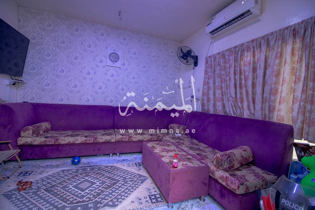 غرفة معيشة واسعة داخل بيت شعبي في الطوار 4 دبي