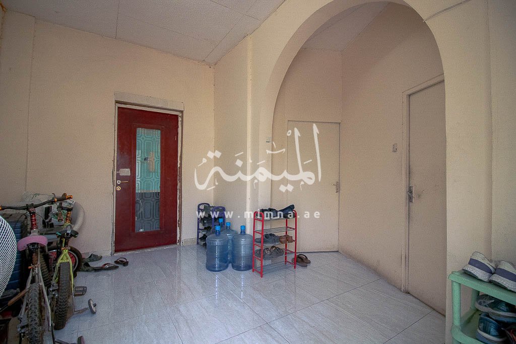 مدخل بسيط مع أدوات منزلية صالة بيت الطوار 4