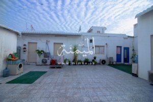 فناء واسع مع سماء زرقاء بيت شعبي في الطوار الرابعة