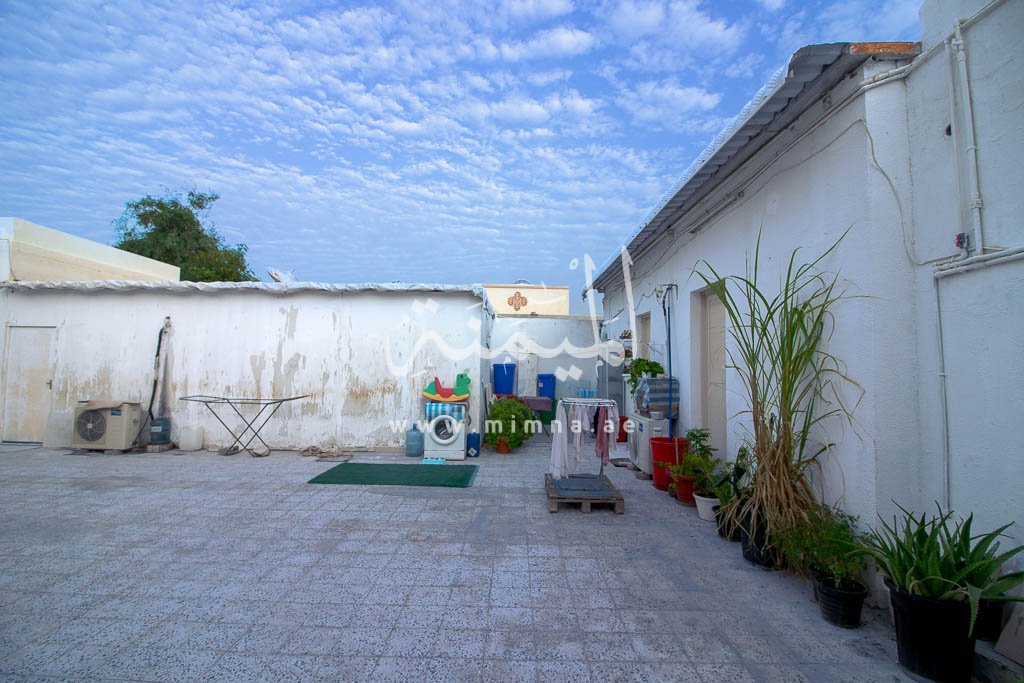 فناء خارجي مع سماء زرقاء بيت شعبي الطوار 4 دبي