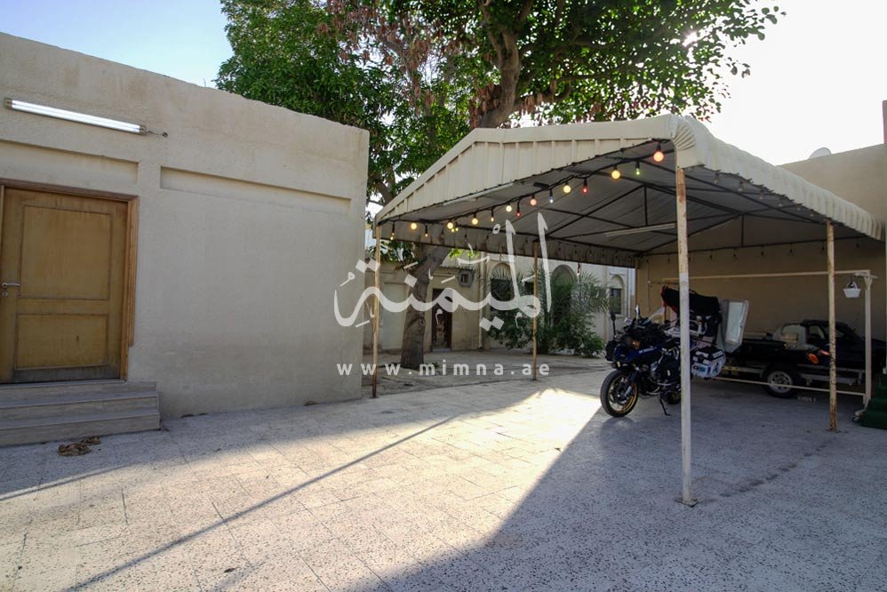 فناء خارجي مع مظلة ودراجات لفيلا الطوار 1